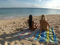 2 Girls Fisting At The Beach