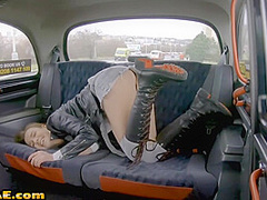 Les cabdriver enjoys public place pussyeating with customer