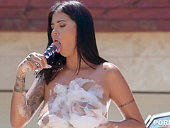 Busty Slut Waxes Car Washer’s Bbc With Yorgelis Carrillo And Day Light