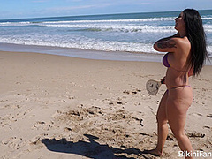 Big ass bikini amateurs playing beach tennis