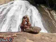 Amandinha B Ck Rj E Edu Black Rj Decidiram Se Aventurar Na Natureza, Eles Nao Esperavam Que O Lugar Onde Eles Foram Parar Era Magico E Todos Que Passam Por La Acabam Fazendo Um Sexo Gostoso 9 Min