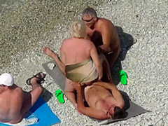 Treibe es am Strand mit 3 fremden Kerlen