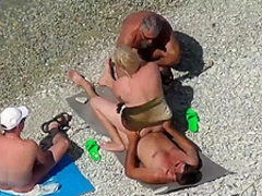 Treibe es am Strand mit 3 fremden Kerlen