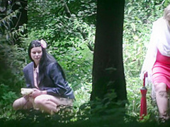 Girls pee outdoor voyeurr ( gizli cekim )