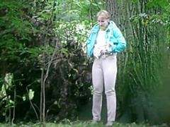 Girls pee outdoor voyeurr ( gizli cekim )