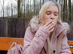 18yo Wird Outdoor Auf Tisch Gefickt!!