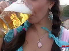 Aische Pervers In Frivoles Oktoverfest - Public Arschgefickt Und Vollgespritzt Auf Der Wiesn