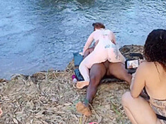 Aqui Frescura Enquanto Uma Filma A Outra Cai Na Rola Grossa Trabalho Em Equipe Eliane Furacao Lorrany Exotica 5 Min - Não Tem And Marcio Baiano