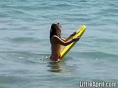 Masturbating bikini teen goes solo