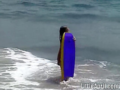 Masturbating bikini teen goes solo