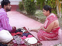Desi Bra And Panty Salesman Bade Bade Dudhwali Gao Ki Chhori Ko Bra Ke Badale Chod Diya Maje Lekar ( Hindi Audio )