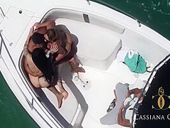 Cassiana Costa Loira Linda Bronzeada Com Sua Amiga Gostosa Morena Desfrutando Ao Ar Livre Em Uma Lancha Depois Na Cama Fazendo Duplo Com Anal 11 Min