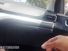 Esposa Dirigindo E Aliviando O Marido Na Viagem