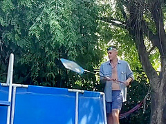 Le Pido Al Limpia Piscina Que Me Pase Bronceador Para Provocarlo!
