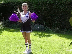 Kleine Cheerleaderin Anal Benutzt Und Reingespritzt
