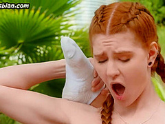 Dirty dyke seduces perverted BFF lez b4 eating her pussy