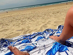 A Plage Je Minsere Un Plug Dans Le Cul En Publique Des Gens Me Regardent