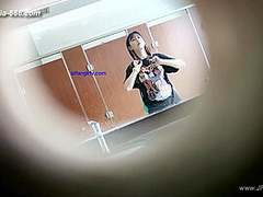 chinese girls go to toilet.300