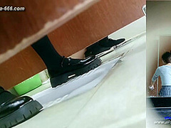 chinese girls go to toilet.300