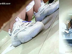 chinese girls go to toilet.300