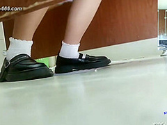 chinese girls go to toilet.300