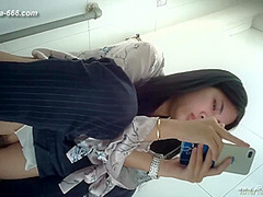 chinese girls go to toilet.301