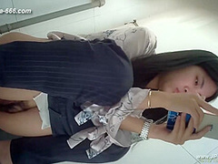 chinese girls go to toilet.301