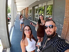 Coppia Reale Scopa Due Amiche In Strada ( Lesbo )