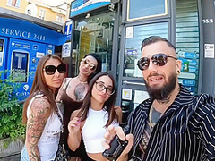 Coppia Reale Scopa Due Amiche In Strada ( Lesbo )