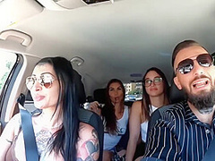 Coppia Reale Scopa Due Amiche In Strada ( Lesbo )