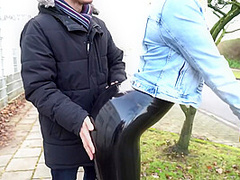 Fickdate In Glanzender Latex Leggings Spritz Meinen Bubble Butt Voll