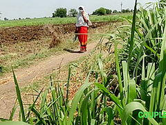 Komal Khuleaam Ganne Ke Khet Mein Apni Chut Dho Rahi Thi