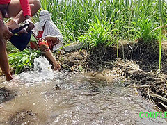Komal Khuleaam Ganne Ke Khet Mein Apni Chut Dho Rahi Thi