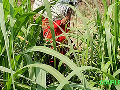 Komal Khuleaam Ganne Ke Khet Mein Apni Chut Dho Rahi Thi