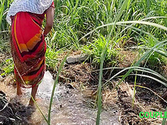 Komal Khuleaam Ganne Ke Khet Mein Apni Chut Dho Rahi Thi