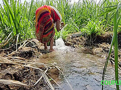 Komal Khuleaam Ganne Ke Khet Mein Apni Chut Dho Rahi Thi