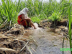 Komal Khuleaam Ganne Ke Khet Mein Apni Chut Dho Rahi Thi