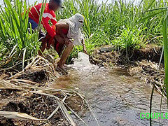 Komal Khuleaam Ganne Ke Khet Mein Apni Chut Dho Rahi Thi