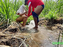 Komal Khuleaam Ganne Ke Khet Mein Apni Chut Dho Rahi Thi