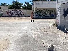 Salope Aguiche Un Homme Dans Une Ruelle Pour Se Faire Bien Baiser Et Avale Son Jus
