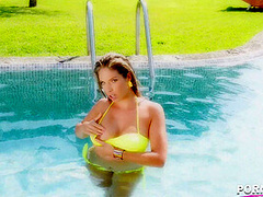 Hot Babe Bikini Treat - PornWorld