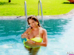 Hot Babe Bikini Treat - PornWorld