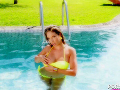 Hot Babe Bikini Treat - PornWorld
