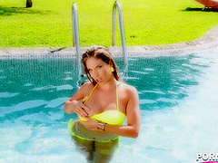 Hot Babe Bikini Treat - PornWorld