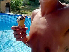 Estate Bollente. Mangio Un Gelato, Faccio Un Bagno In Piscina
