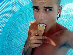 Estate Bollente. Mangio Un Gelato, Faccio Un Bagno In Piscina