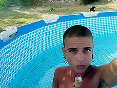Estate Bollente. Mangio Un Gelato, Faccio Un Bagno In Piscina