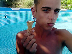 Estate Bollente. Mangio Un Gelato, Faccio Un Bagno In Piscina