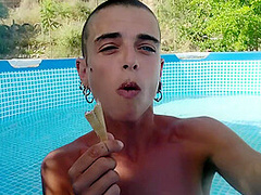 Estate Bollente. Mangio Un Gelato, Faccio Un Bagno In Piscina