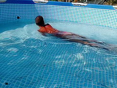Estate Bollente. Mangio Un Gelato, Faccio Un Bagno In Piscina